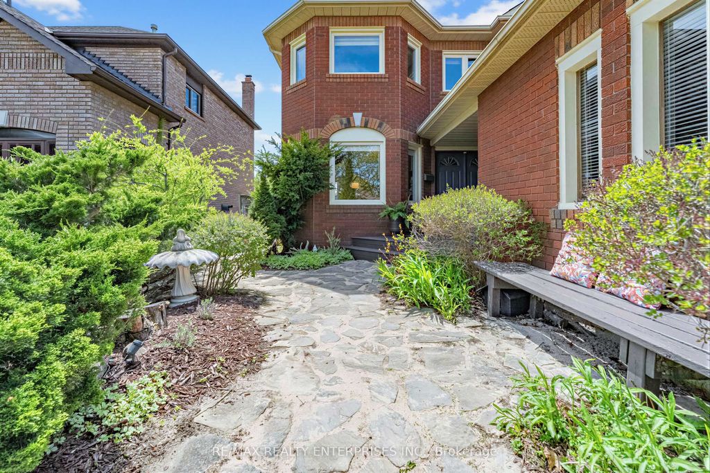 Photo of 41 Killaloe Crescent, Halton Hills, ON L7G 5N2 (MLS # W13122572)