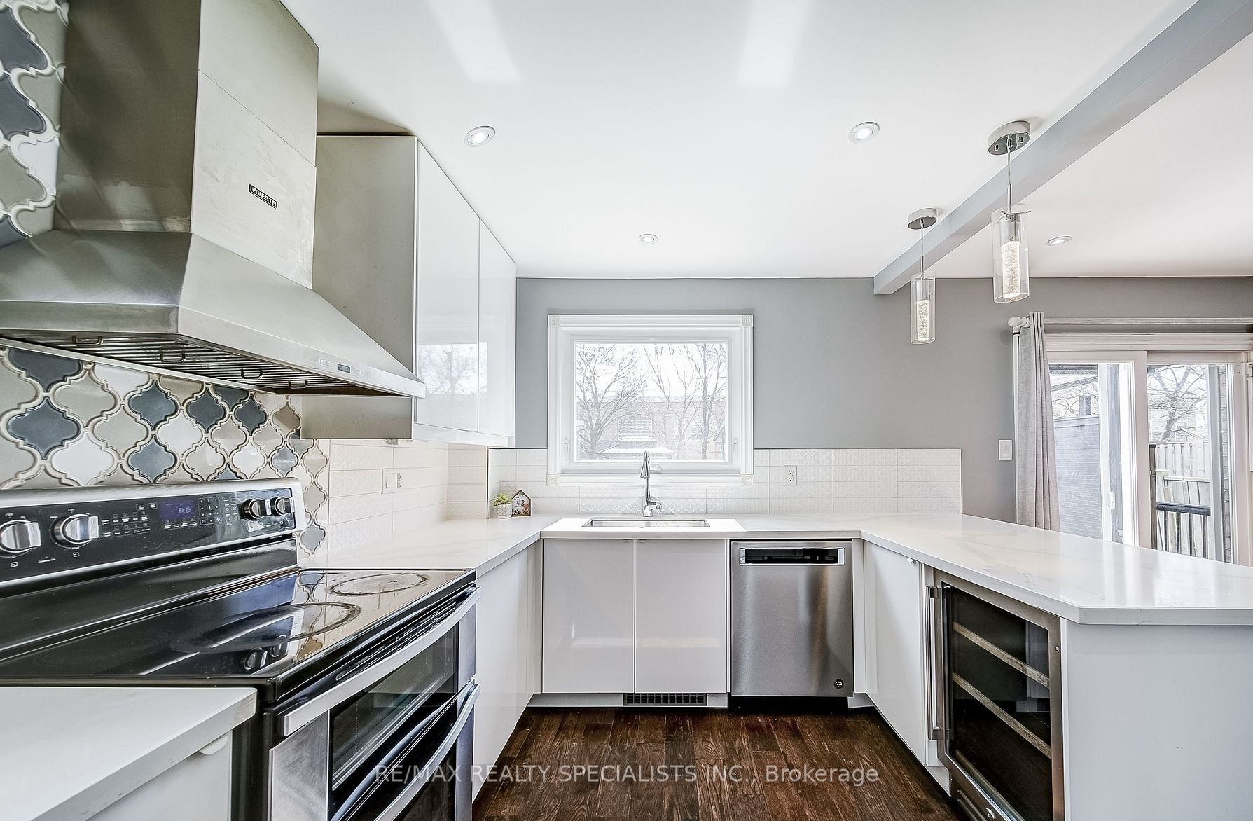 3148 Harris Crescent Upper