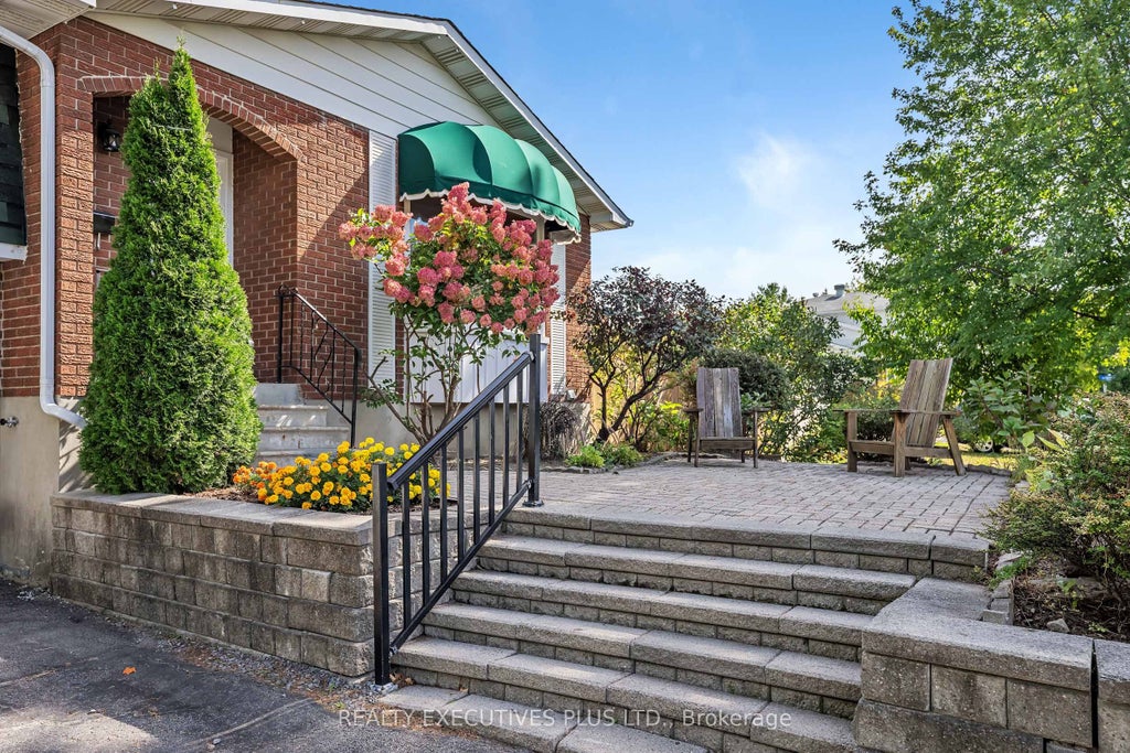 Photo of 1533 Payette Drive, Orleans - Cumberland and Area, ON K1E 1S8 (MLS # X13814330)