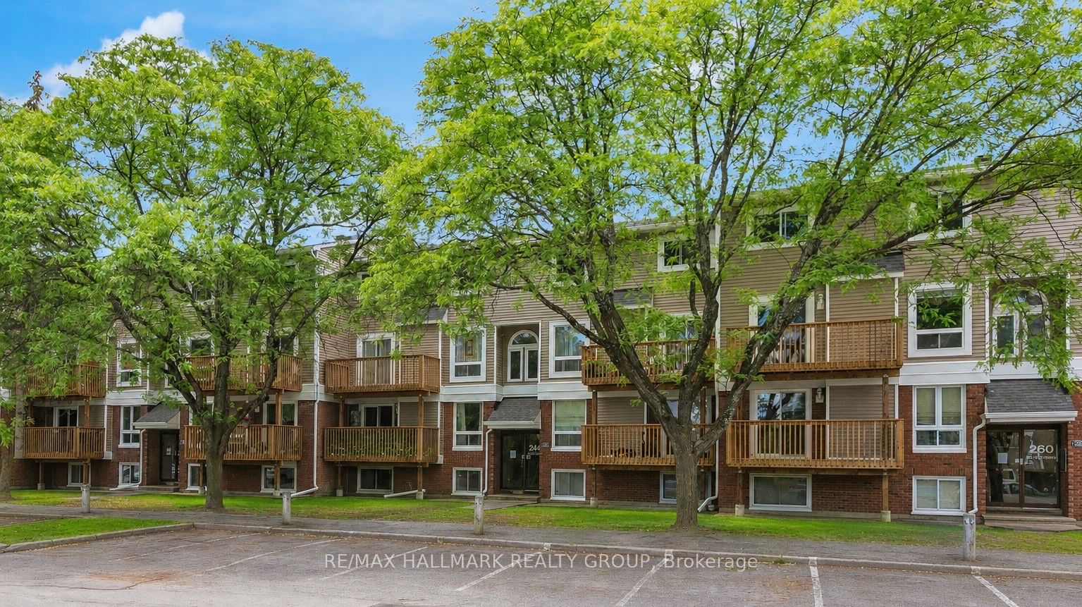 Photo 1 of 29 — 240 Fenerty Court 1, Kanata, ON K2L 3A7