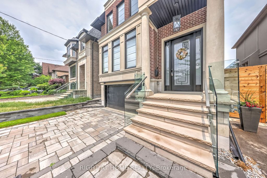 Photo of 102 Parklea Drive, Toronto, ON M4G 2J8 (MLS # C13158990)