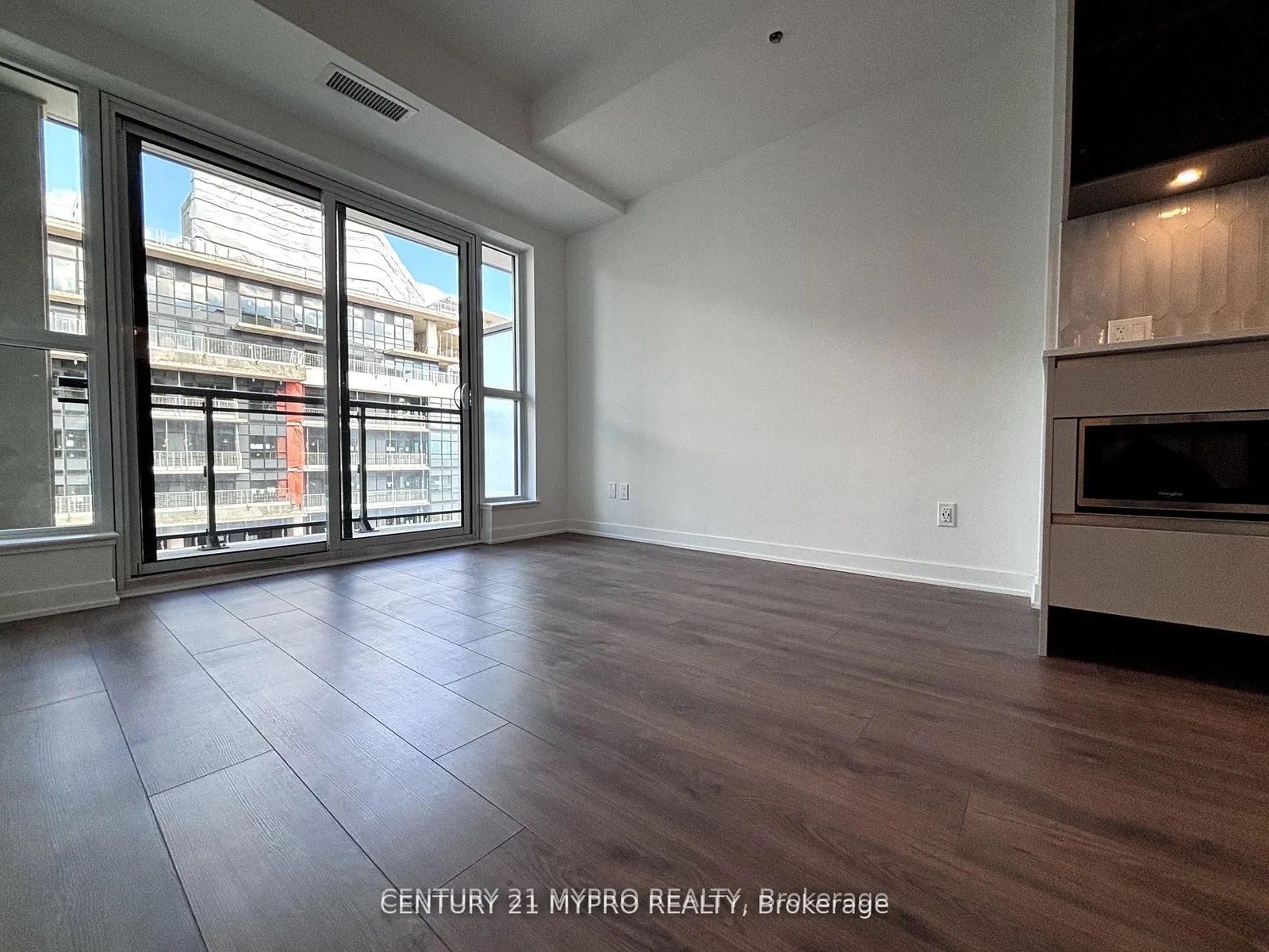 405 Dundas Street W 716