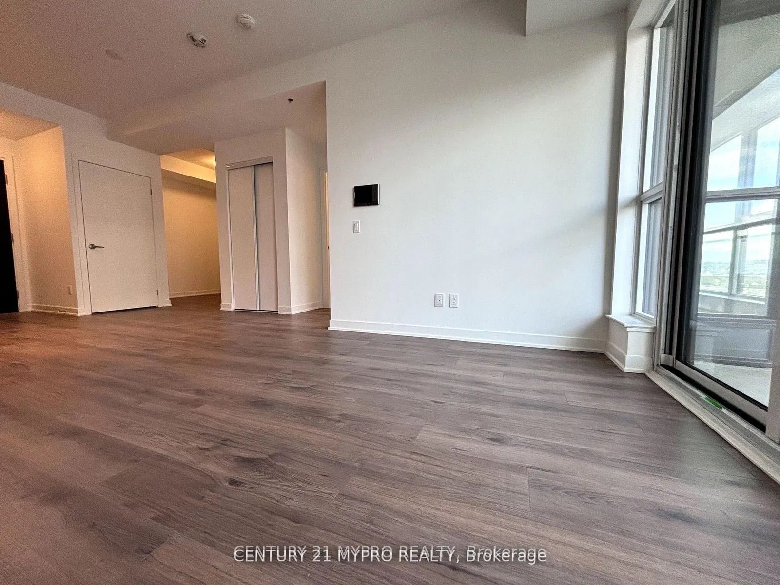 405 Dundas Street W 716