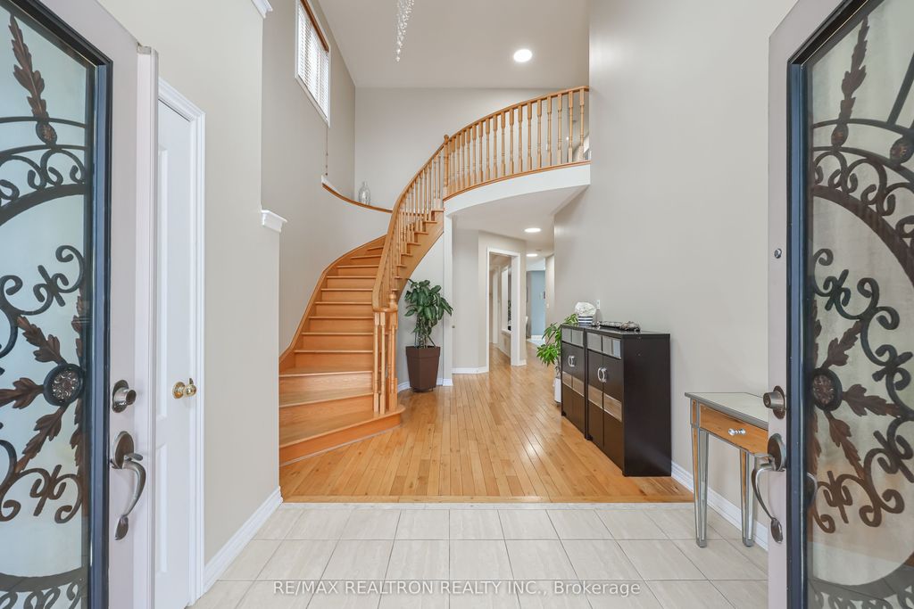 Photo of 16 Mckenzie Way, Bradford West Gwillimbury, ON L3Z 0K1 (MLS # N12858944)