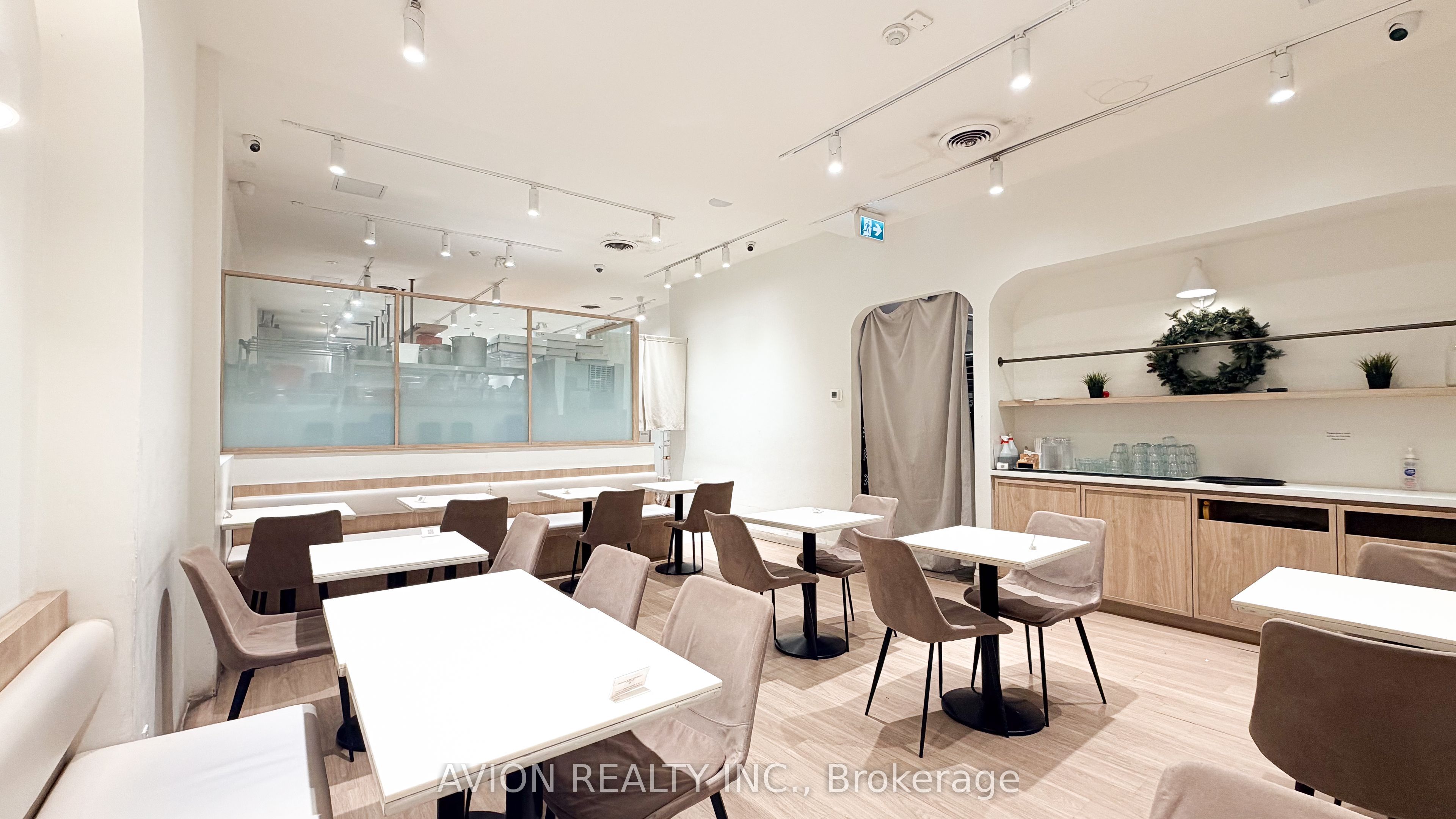 114 DUNDAS Street W
