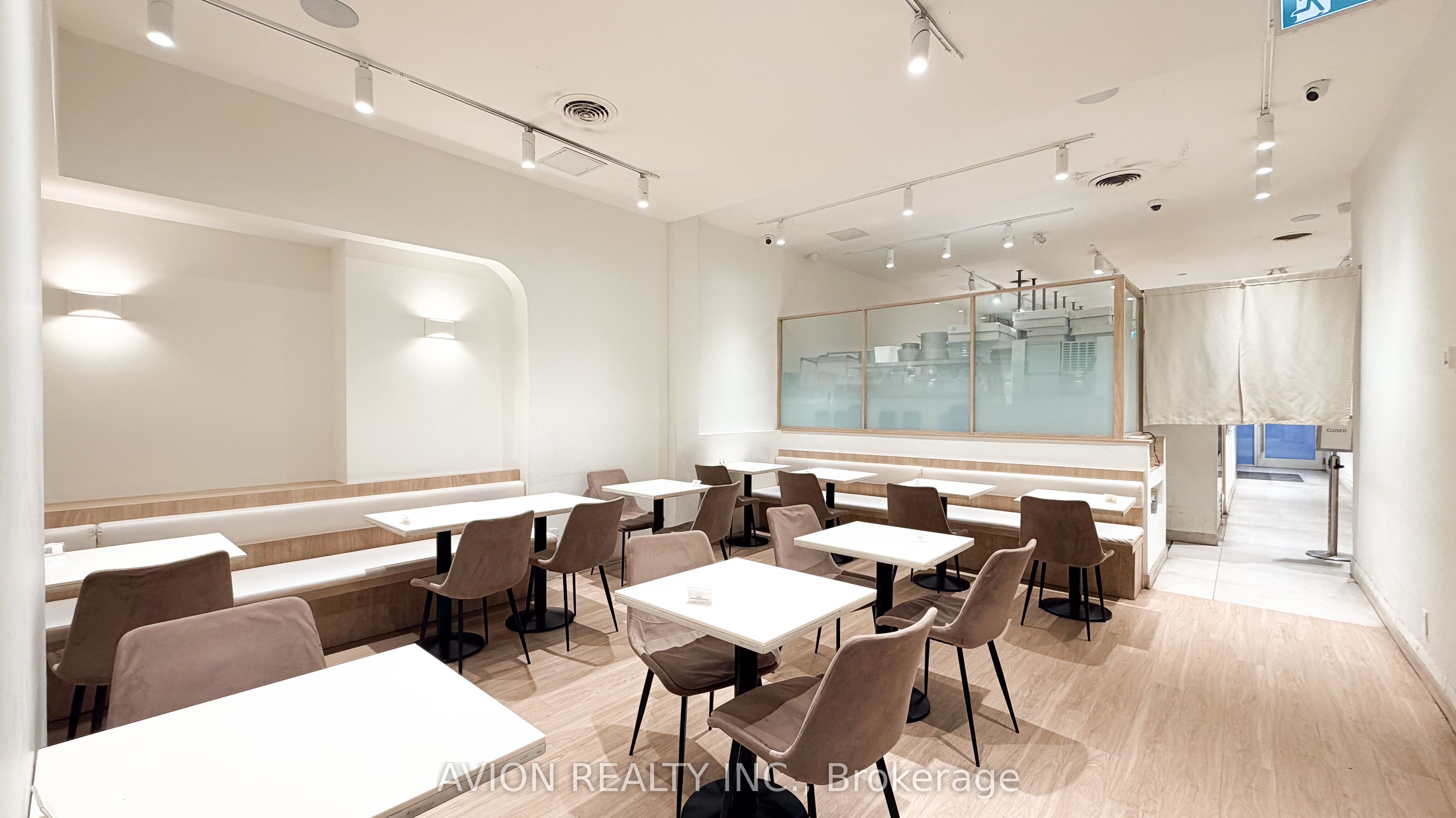 114 DUNDAS Street W