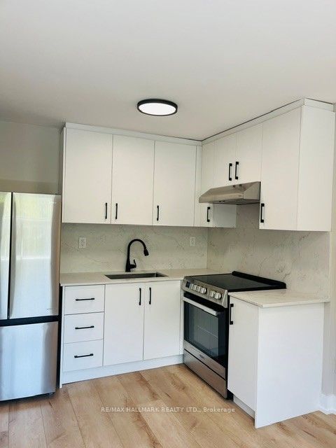 Photo 1 of 17 — 2961 Lakeshore Boulevard W 3, Toronto, ON M8V 1Y5