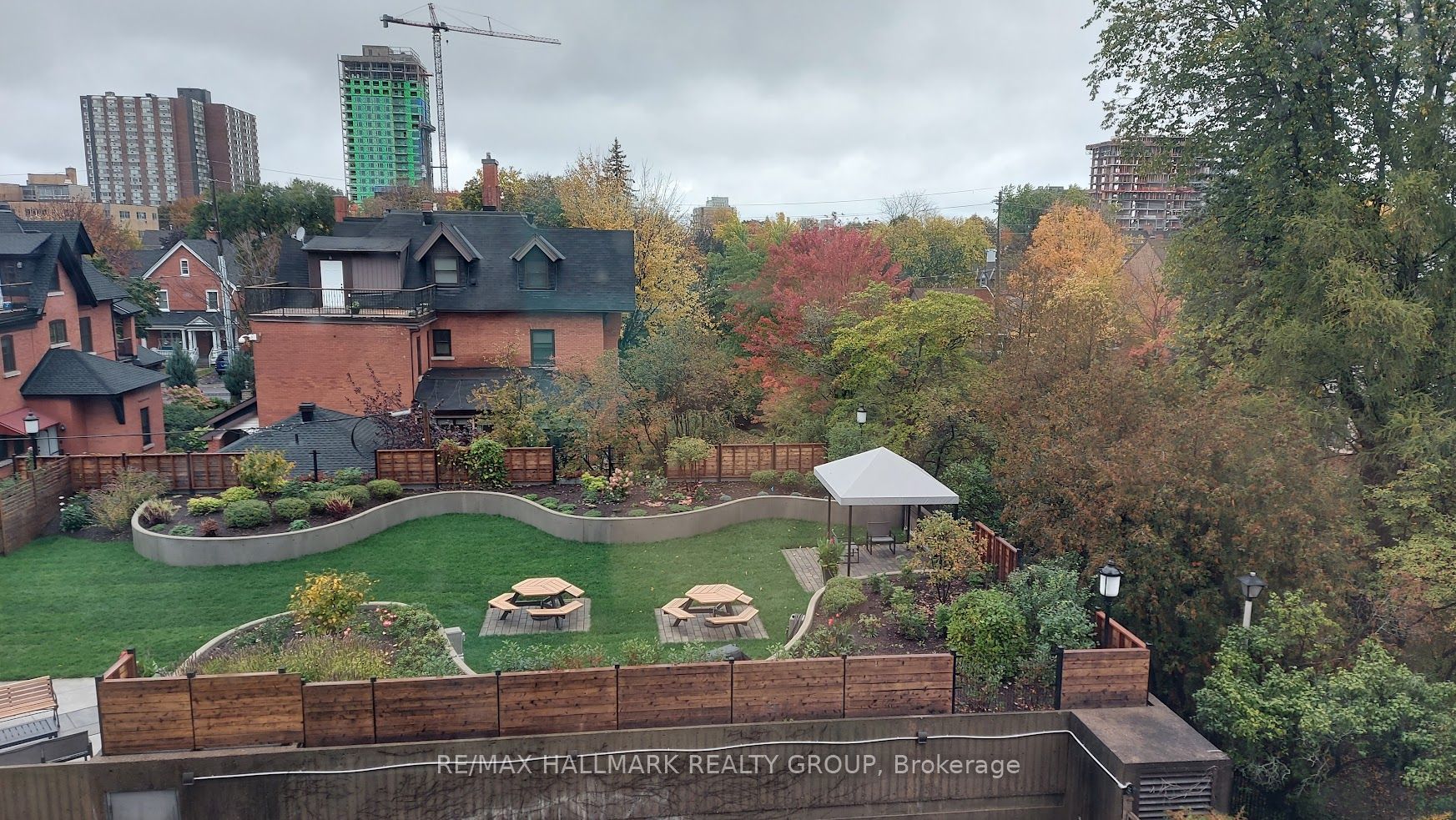 373 Laurier Avenue E 402