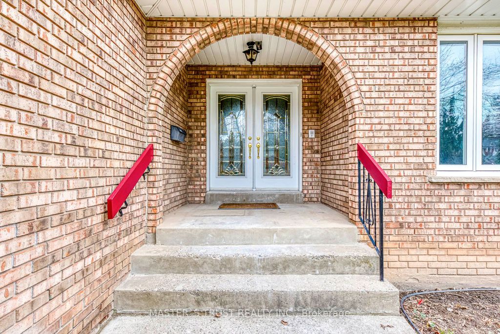 Photo of 2591 Robin Drive, Mississauga, ON L5K 2G2 (MLS # W12952008)