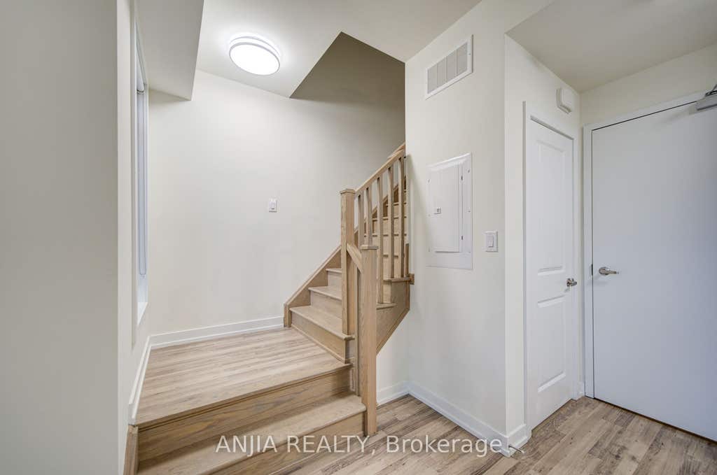 Photo of 370D Red Maple Road #105, Richmond Hill, ON L4C 5T4 (MLS # N13582370)