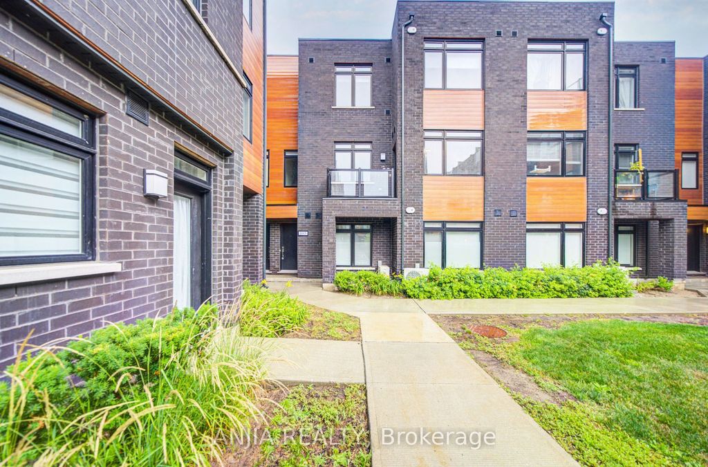 Photo of 370D Red Maple Road #105, Richmond Hill, ON L4C 5T4 (MLS # N13582370)