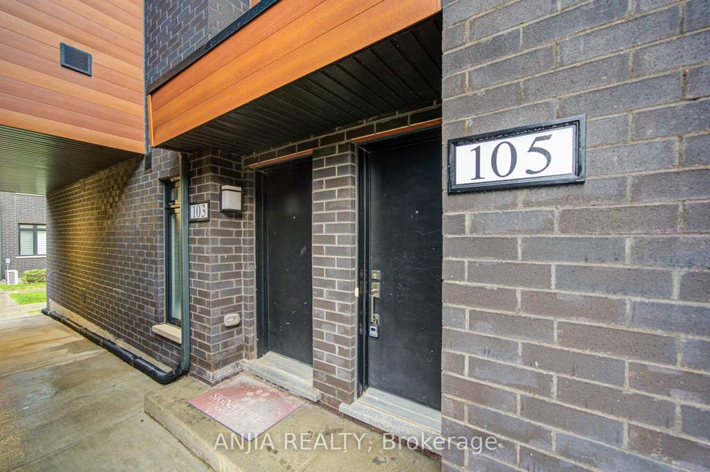 Photo of 370D Red Maple Road #105, Richmond Hill, ON L4C 5T4 (MLS # N13582370)