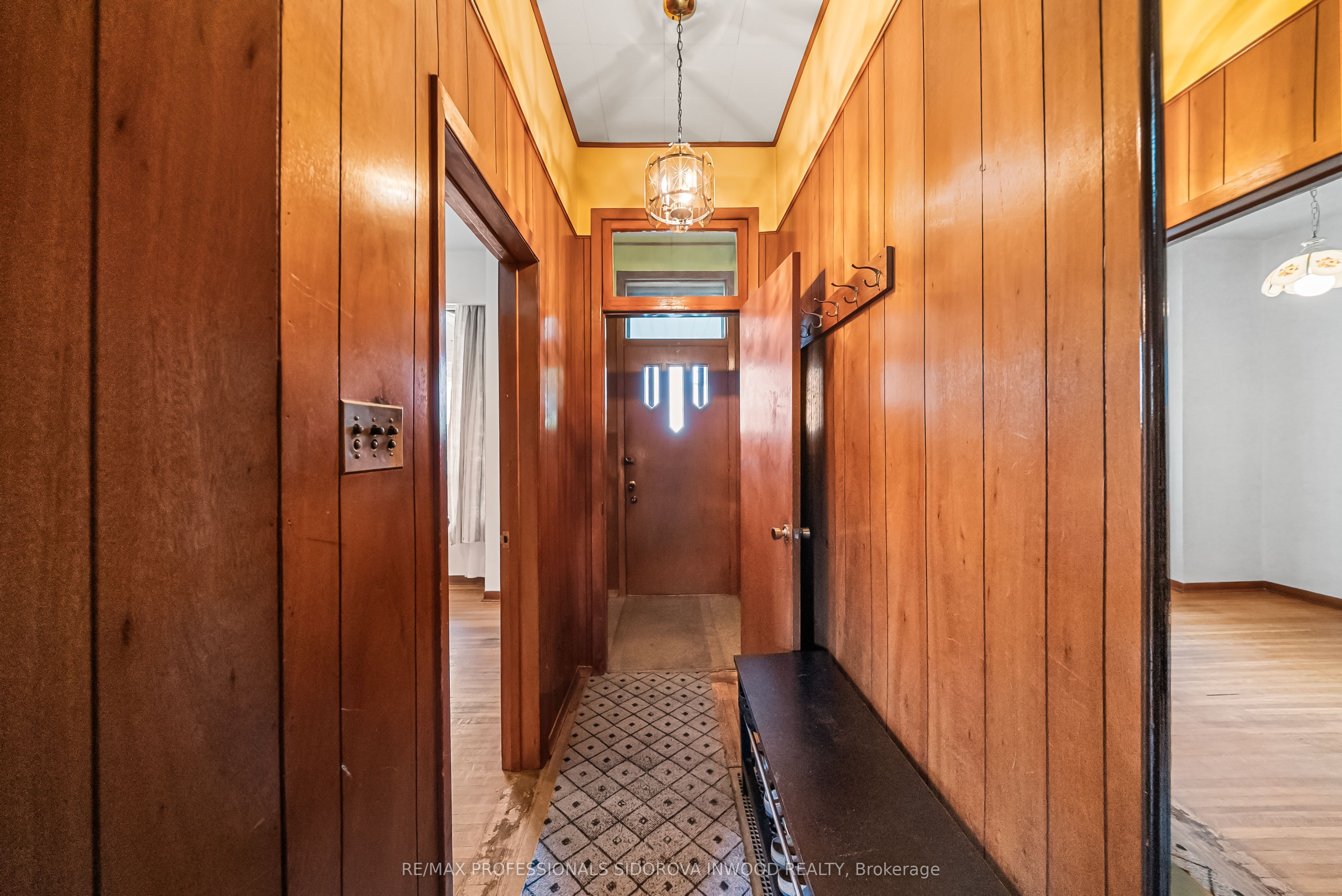 44 Golden Avenue