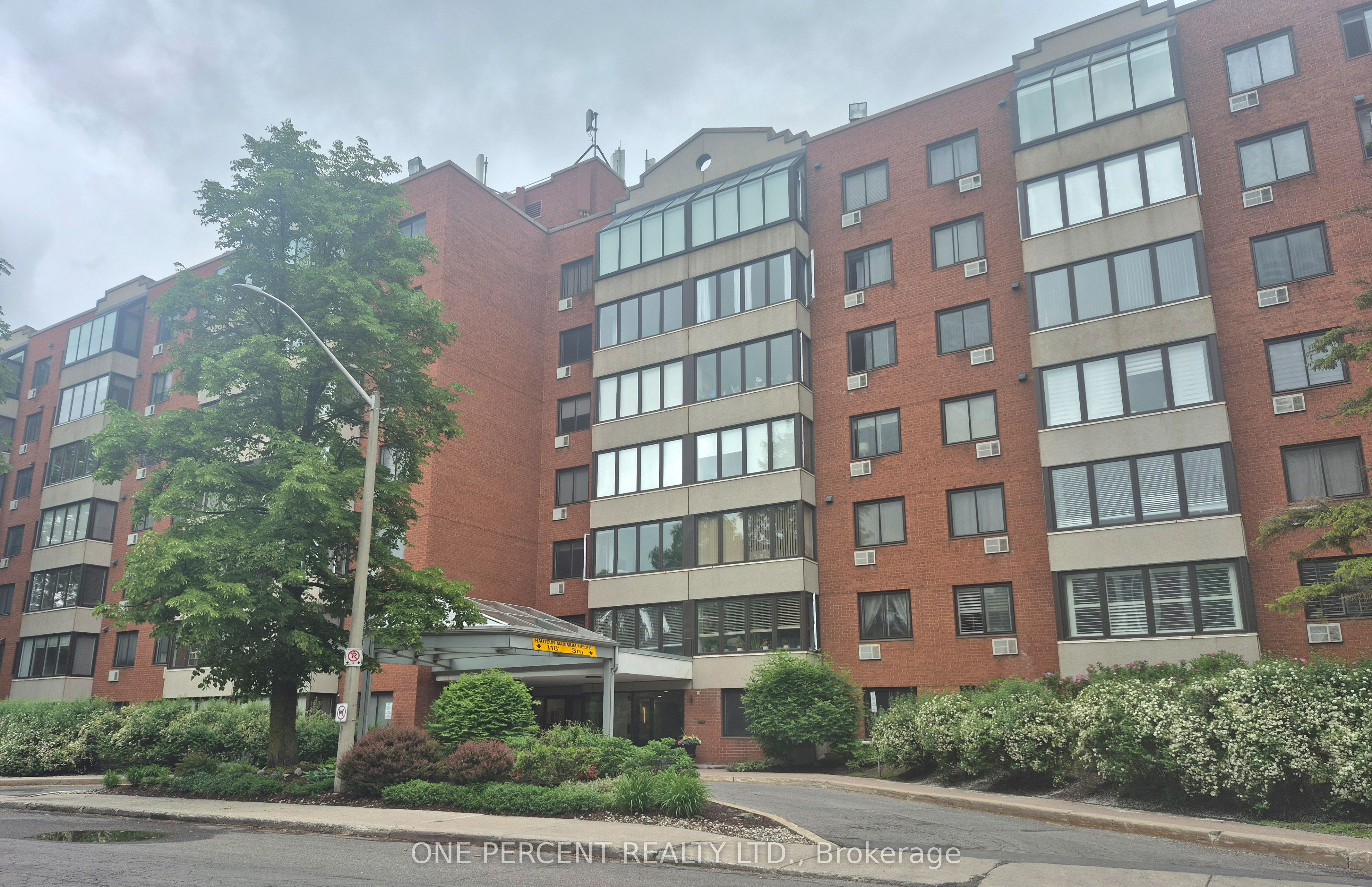 Photo 1 of 15 — 225 Alvin Road 408, Manor Park - Cardinal Glen and Area, ON K1K 4H6