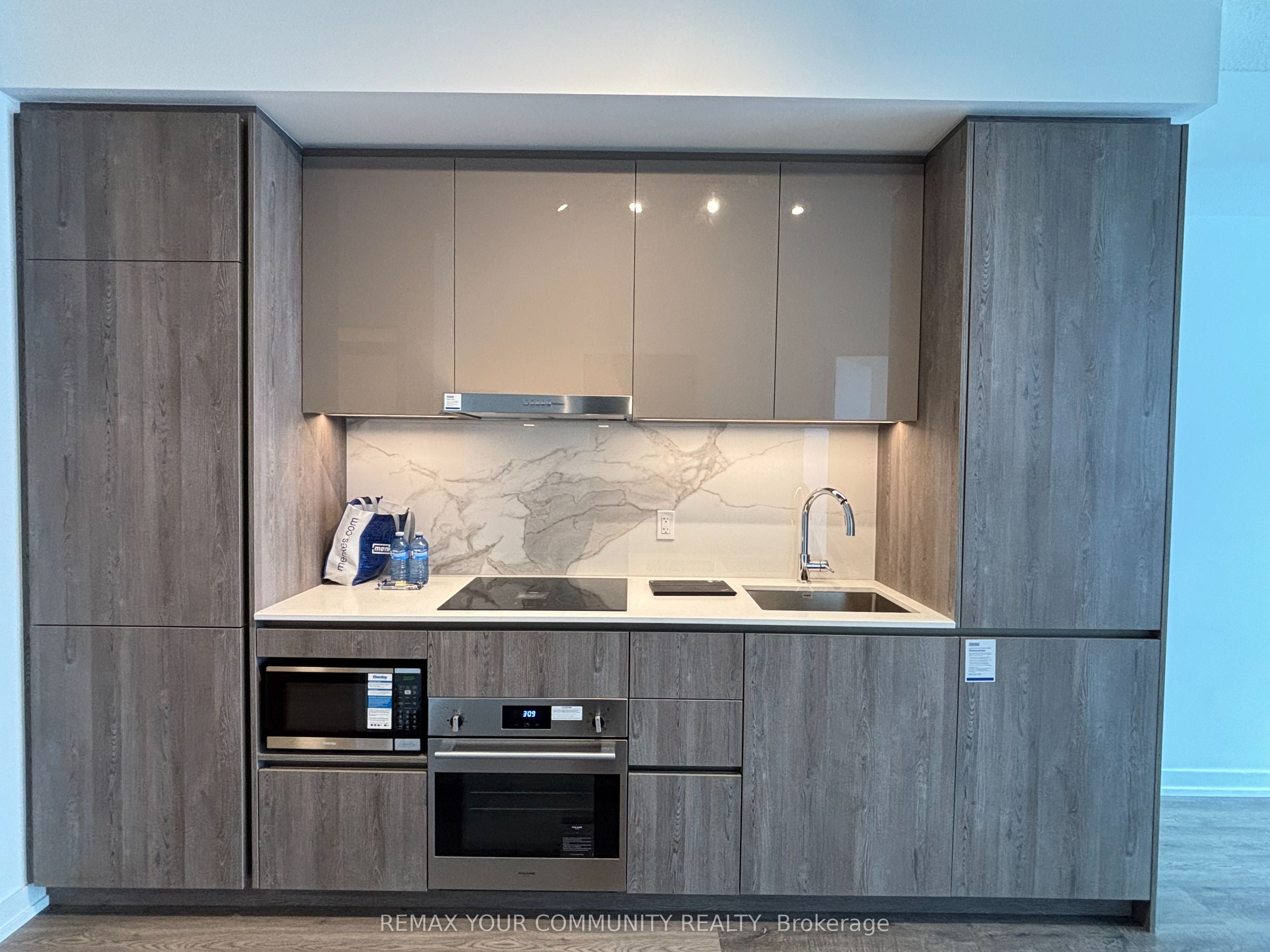 8 interchange Way 4211