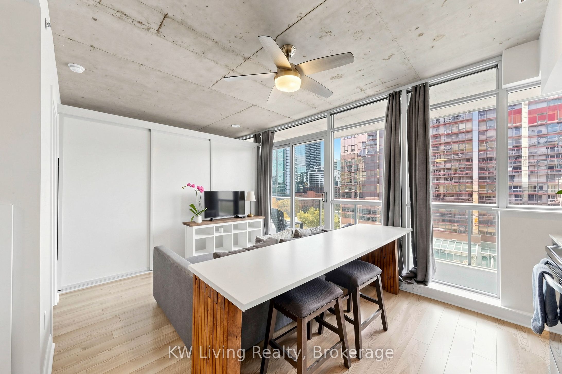 375 King Street W 801