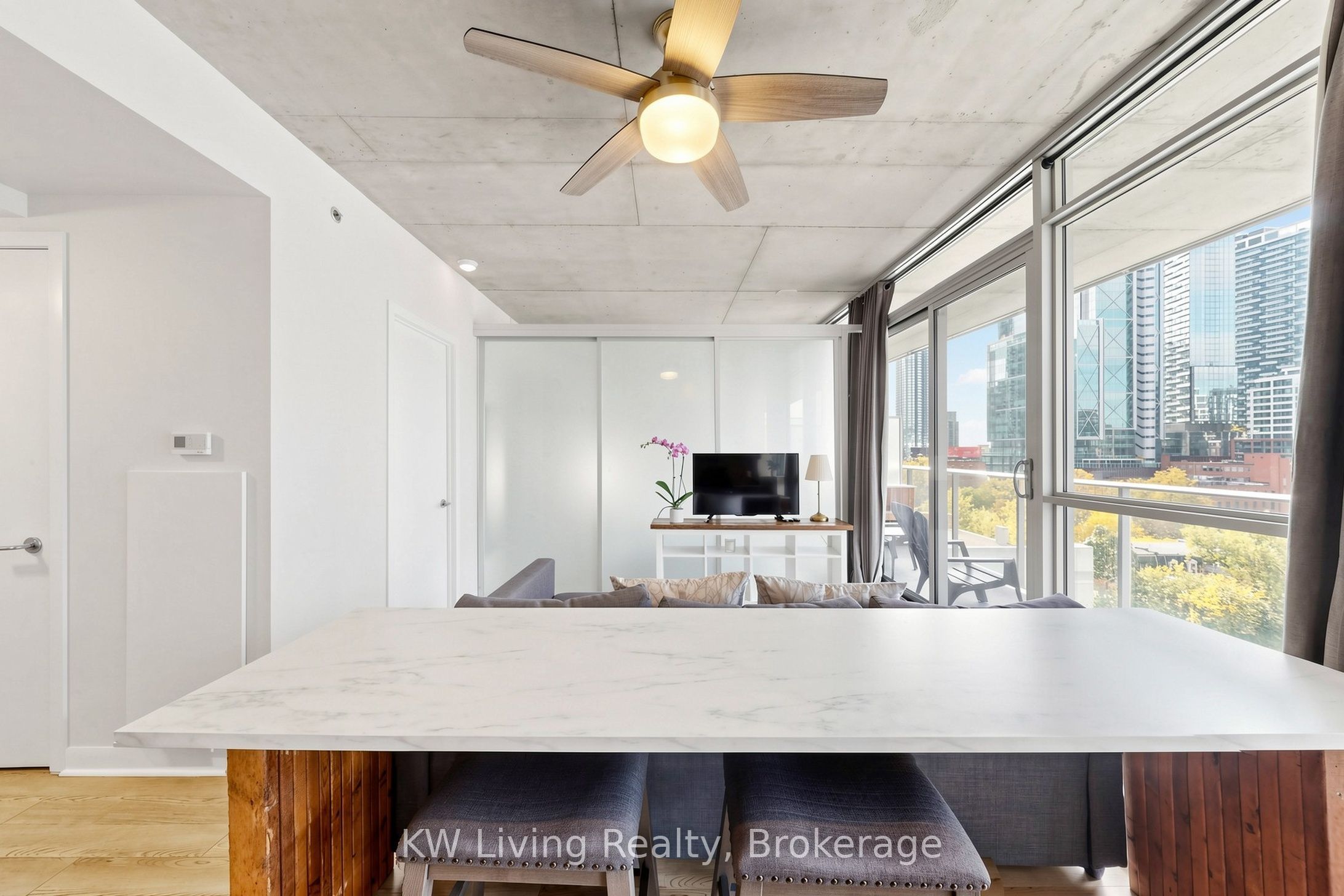 375 King Street W 801