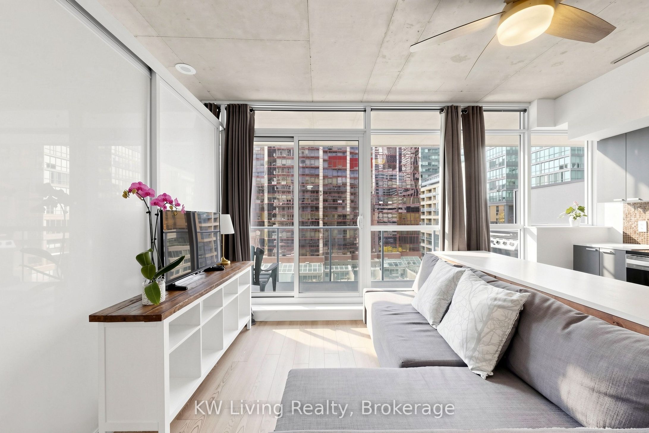 375 King Street W 801