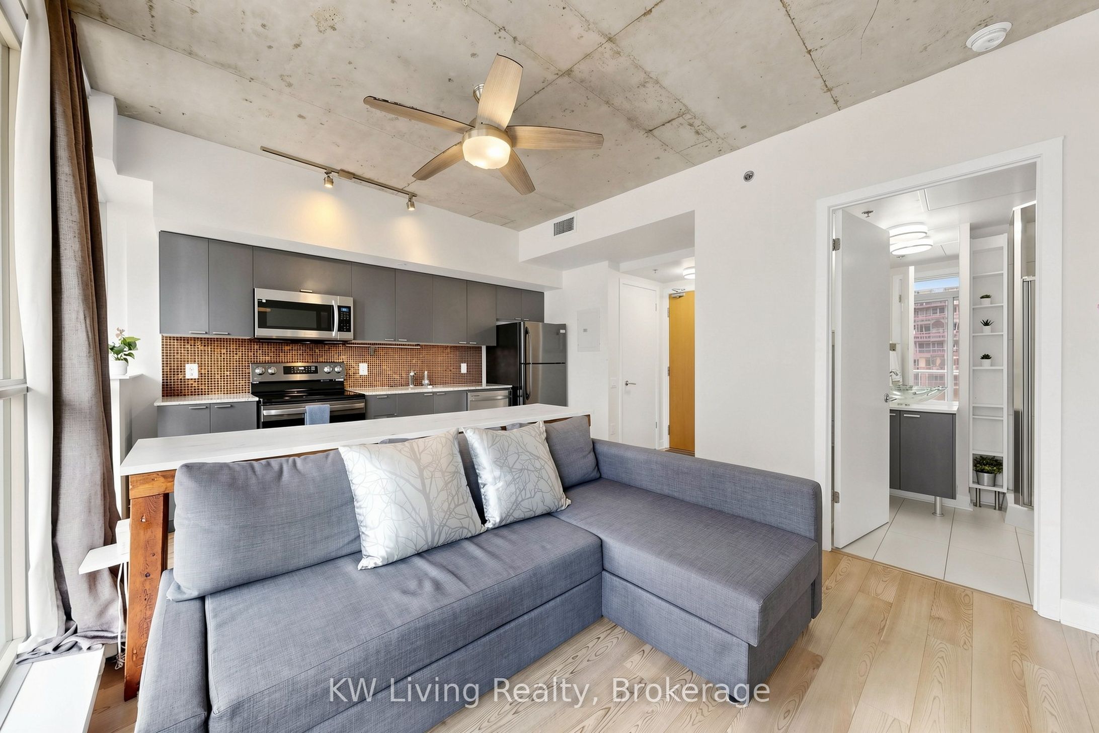 375 King Street W 801