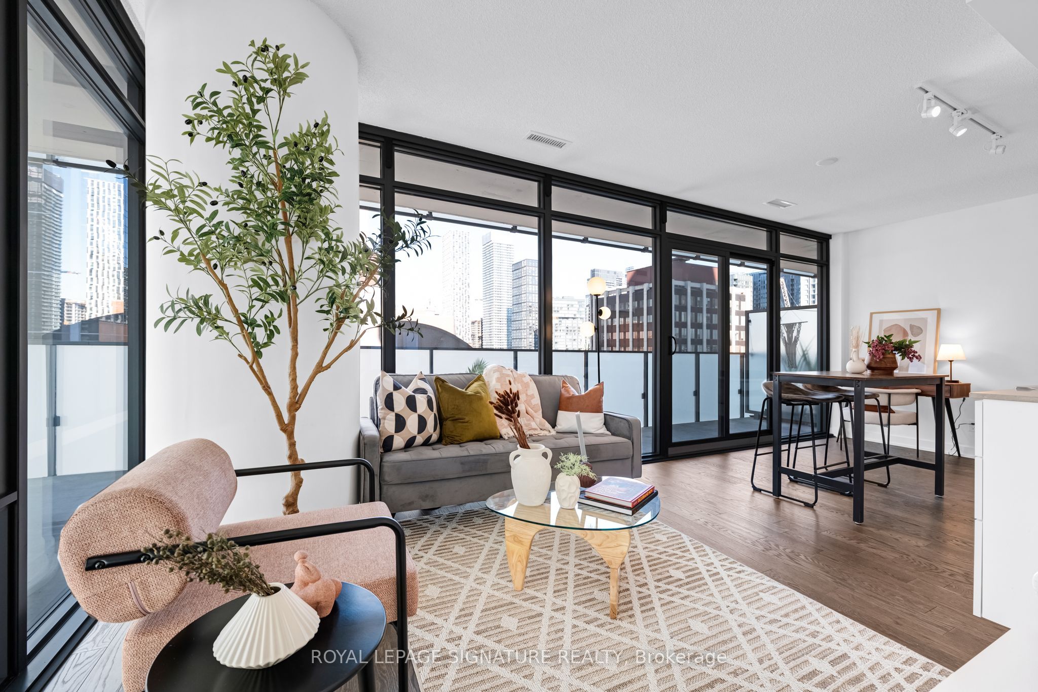 25 Richmond Street E 1212