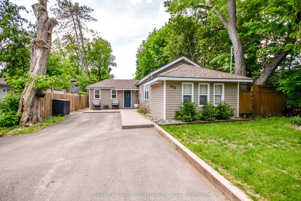 Photo of 203 Southview Road, Barrie, ON L4N 3X6 (MLS # S13233464)