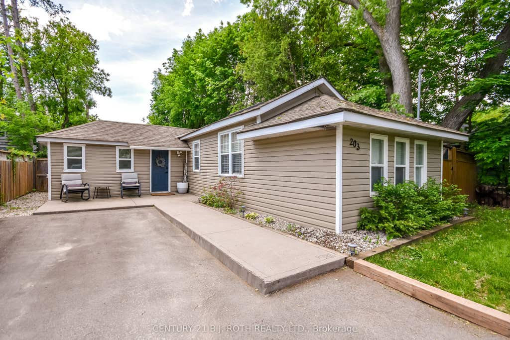 Photo of 203 Southview Road, Barrie, ON L4N 3X6 (MLS # S13233464)