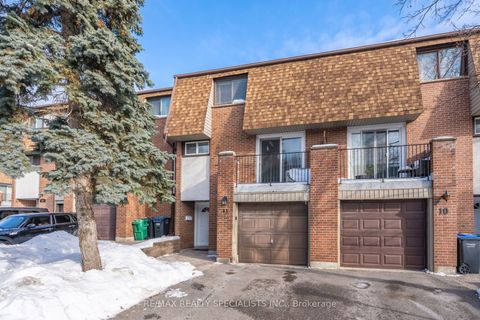 1051 Cedarglen Gate 11 Mississauga ON L5C 3A7