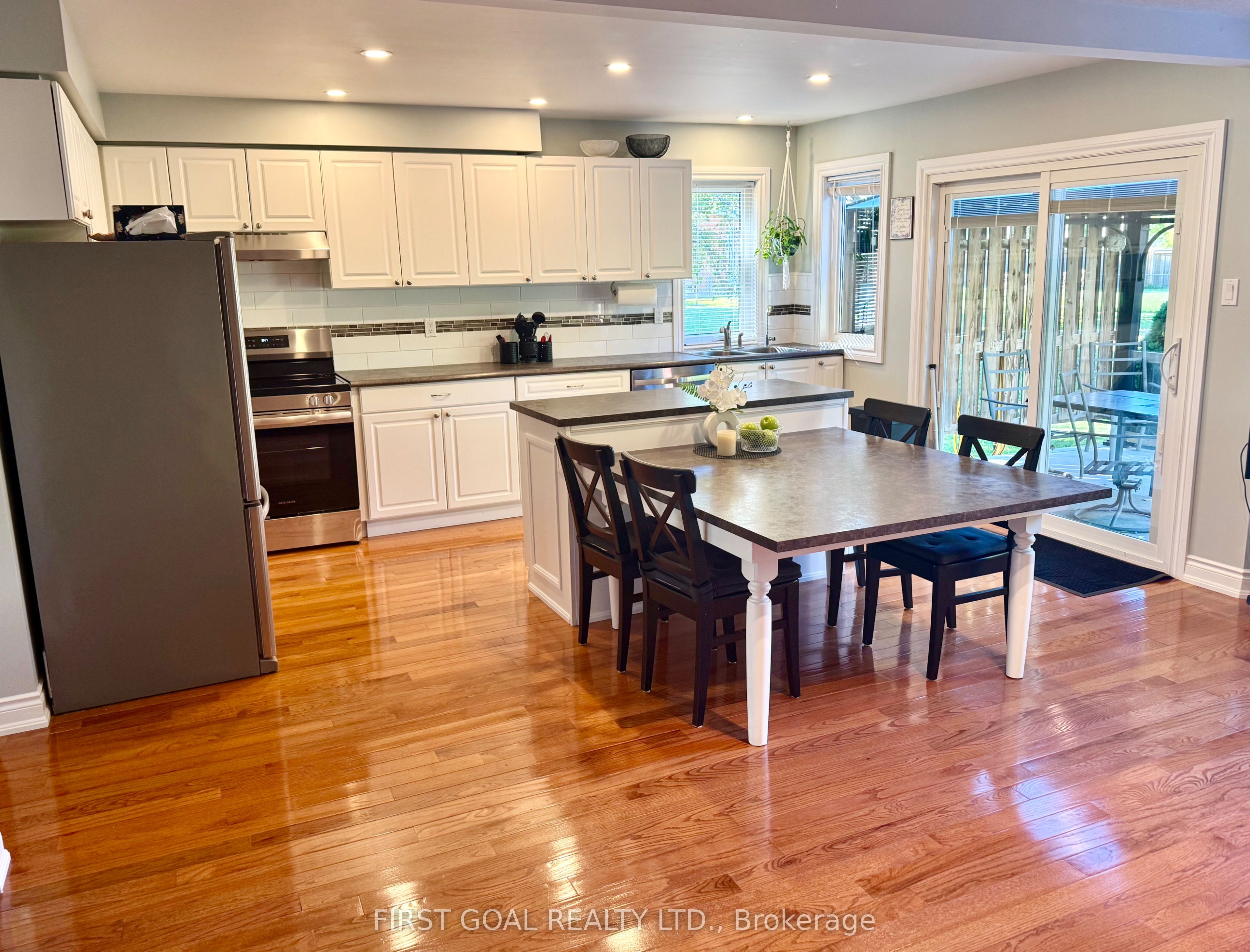 223 Crossland Gate