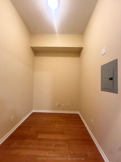 8 Maison Parc Court 118 Vaughan ON L4J 0K5