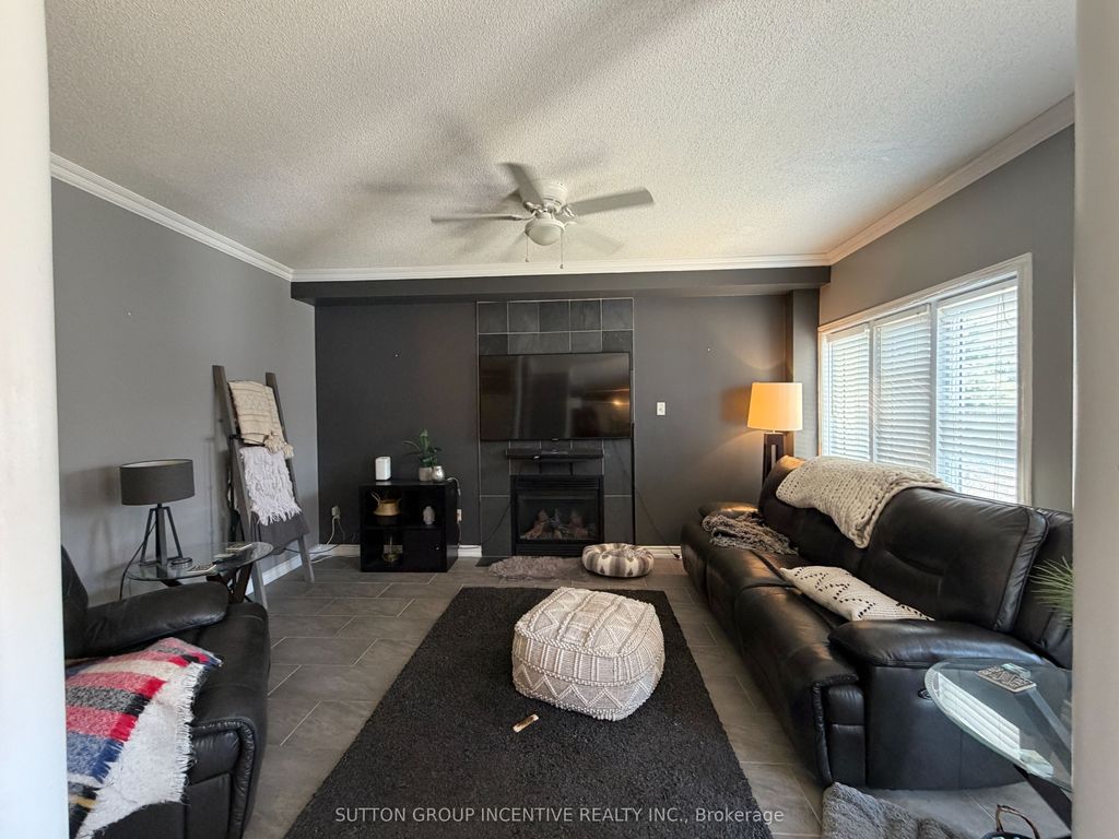 Photo of 422 Mapleton Avenue, Barrie, ON L4N 0Z8 (MLS # S12986020)