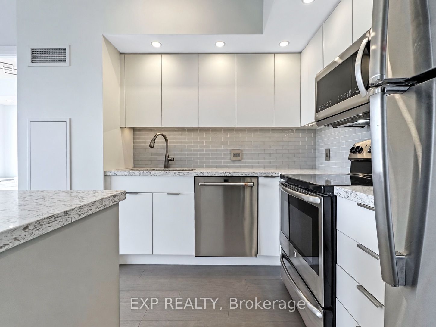 2200 Lakeshore Boulevard W 3210