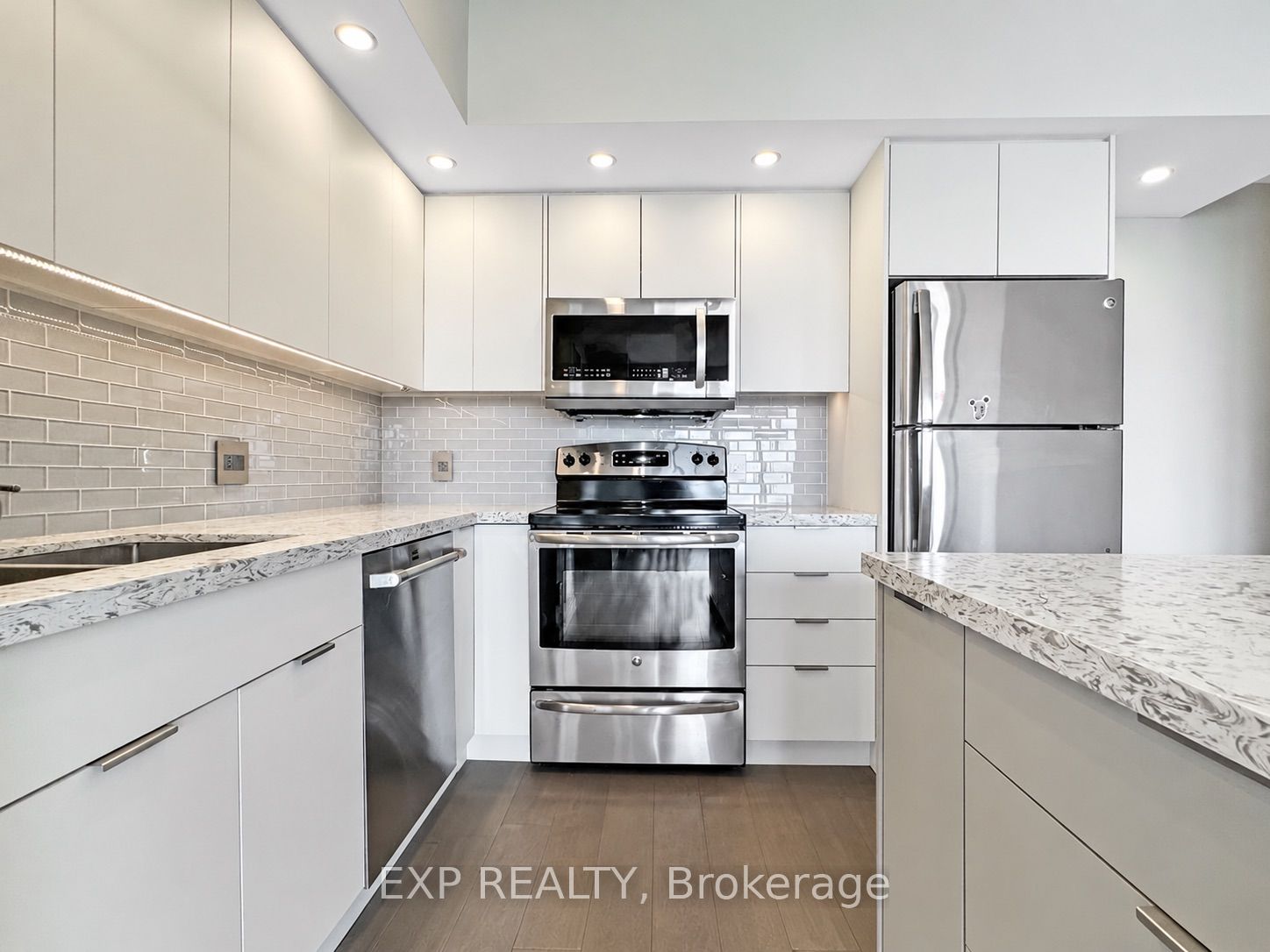 2200 Lakeshore Boulevard W 3210