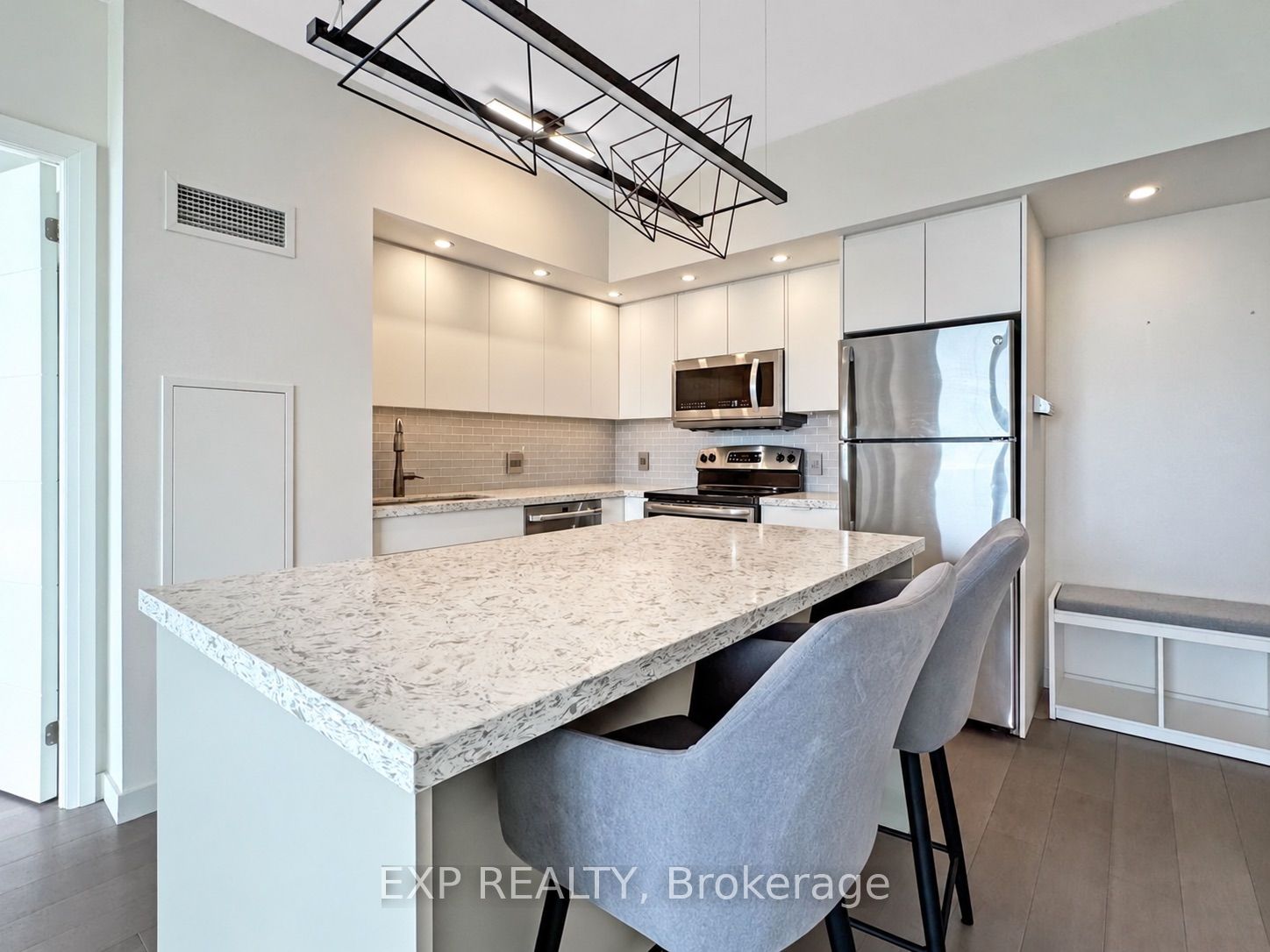 2200 Lakeshore Boulevard W 3210
