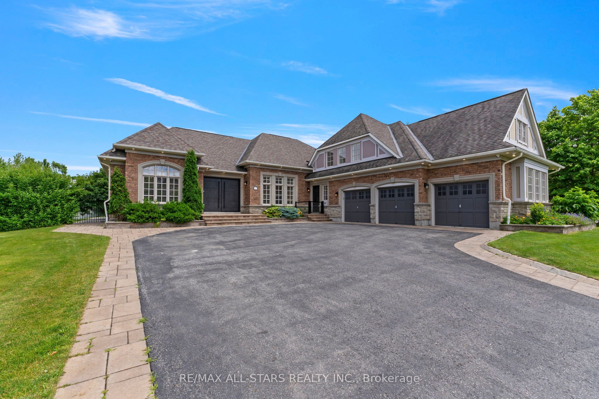 21 Country Club Crescent