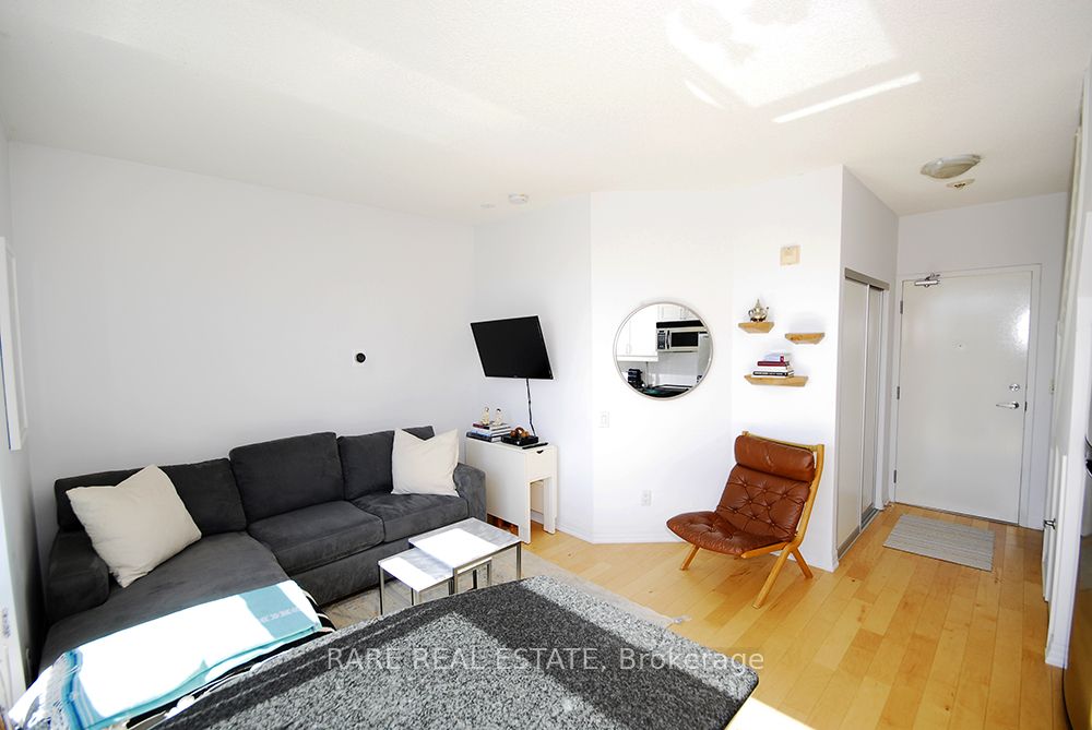 901 Queen Street W 623