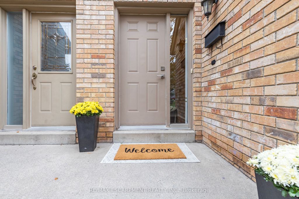 Photo of 2015 Cleaver Avenue #5, Burlington, ON L7M 4J7 (MLS # W12467053)