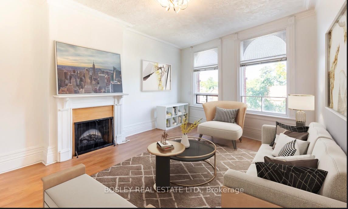 2963 Dundas Street W