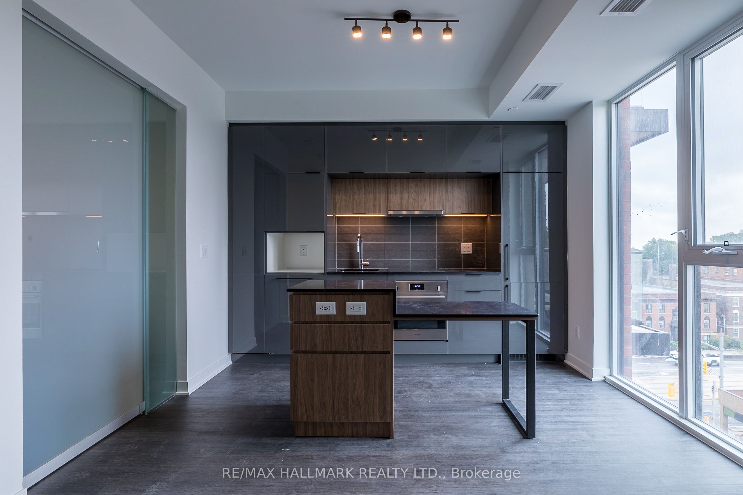 Photo 1 of 21 — 185 Alberta Avenue 607, Toronto, ON M6C 0A5