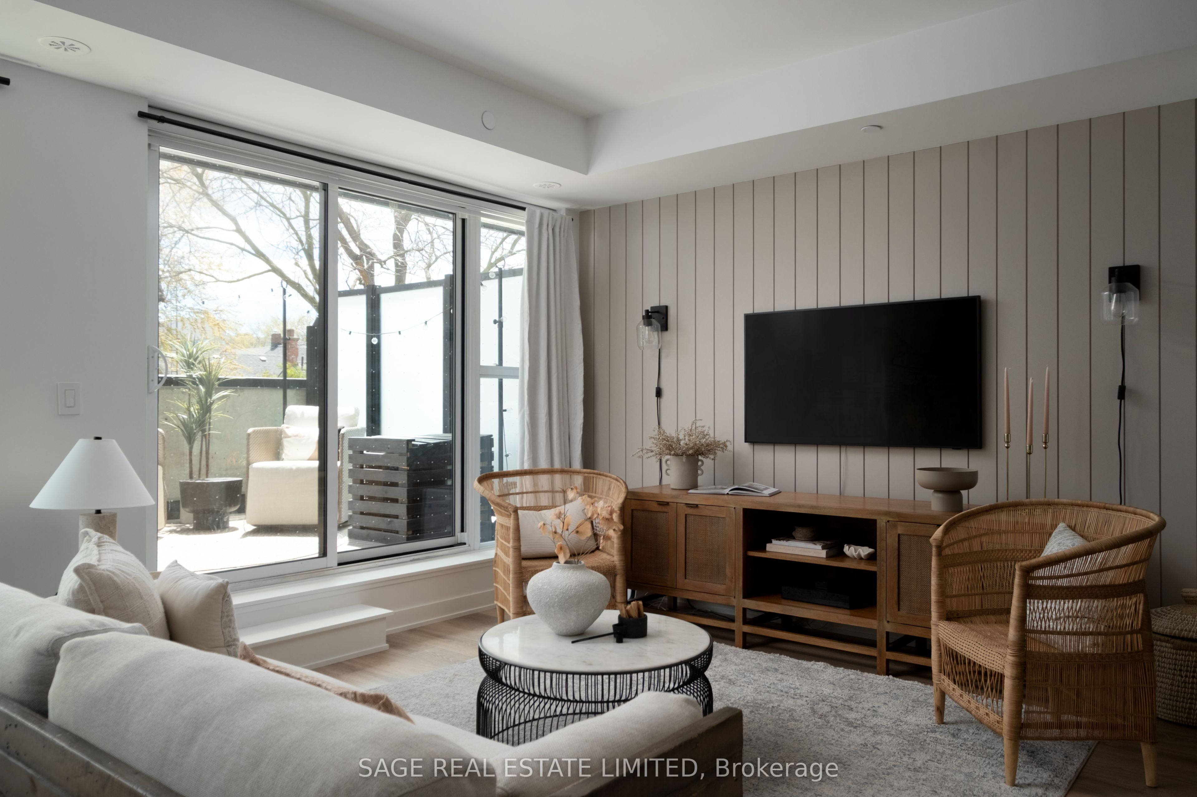 899 Queen Street E 212