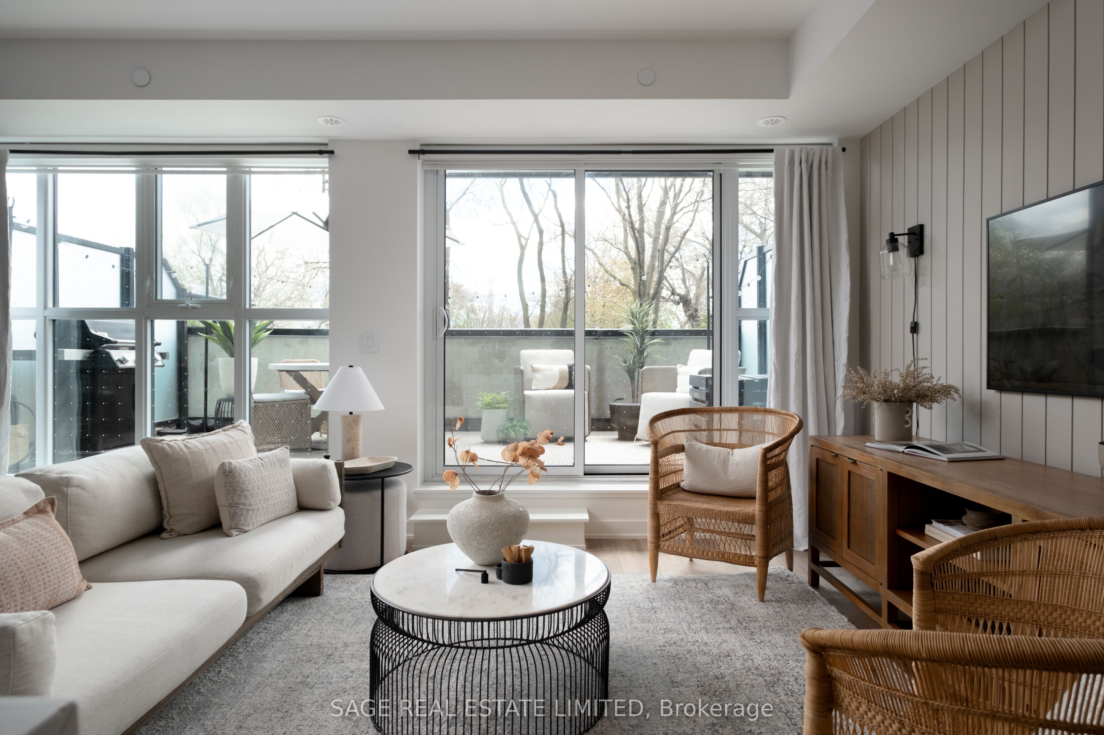 899 Queen Street E 212