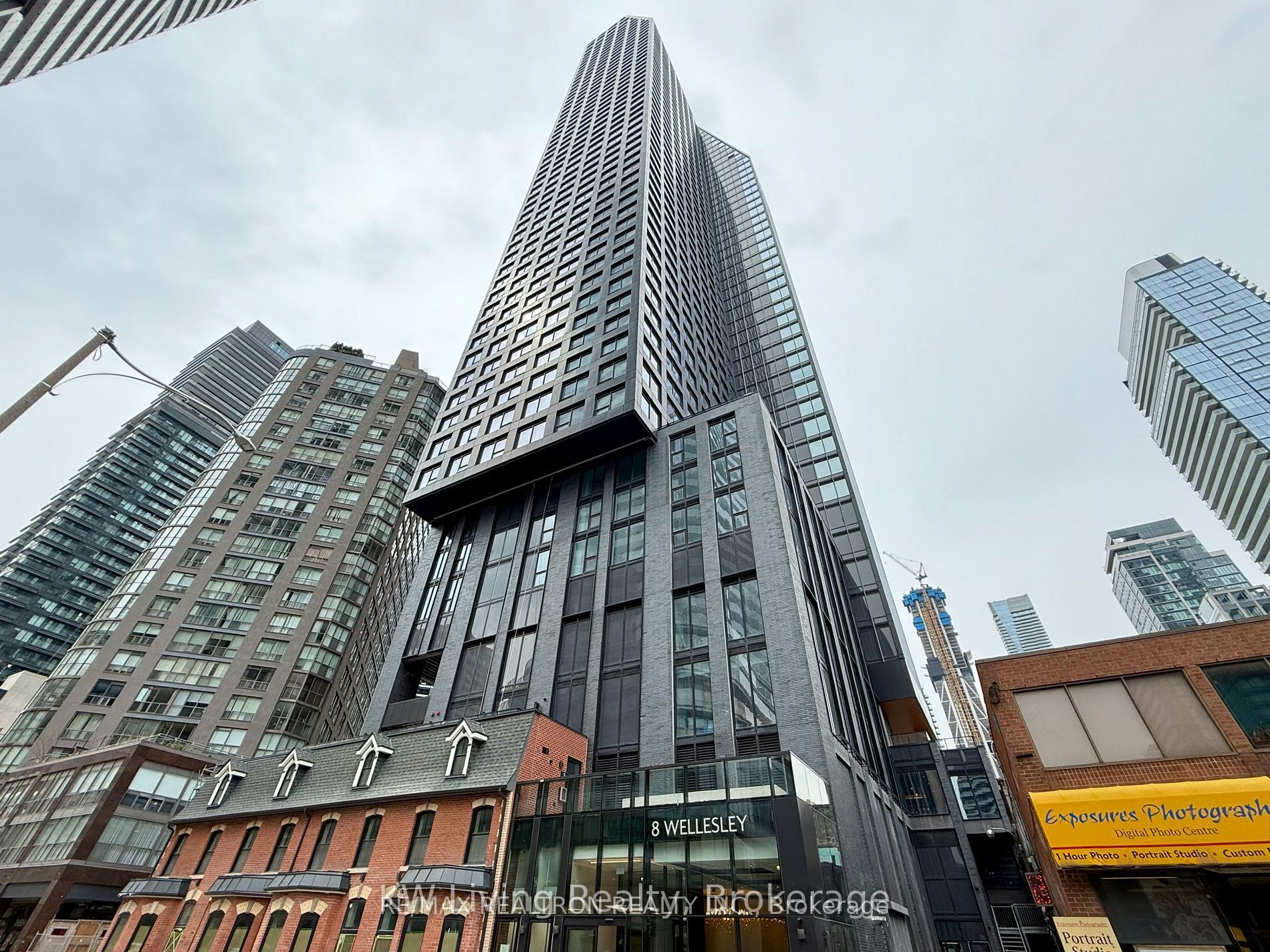 Photo 1 of 23 — 8 Wellesley Street W 806, Toronto, ON M4Y 0J5