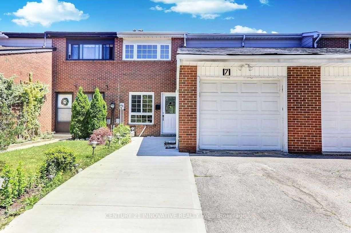 Photo 1 of 10 — 7 Sachems Place BSMT, Toronto, ON M1B 1E7
