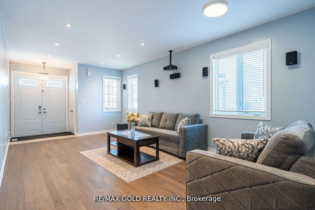 Photo of 10 Spokanne Street, Brampton, ON L6R 4A2 (MLS # W13093512)