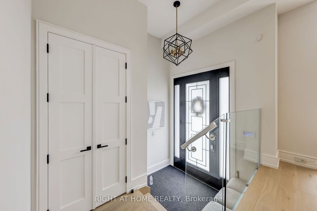 Photo of 102 Parklea Drive, Toronto, ON M4G 2J8 (MLS # C12515968)
