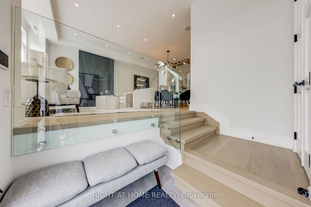 Photo of 102 Parklea Drive, Toronto, ON M4G 2J8 (MLS # C12515968)