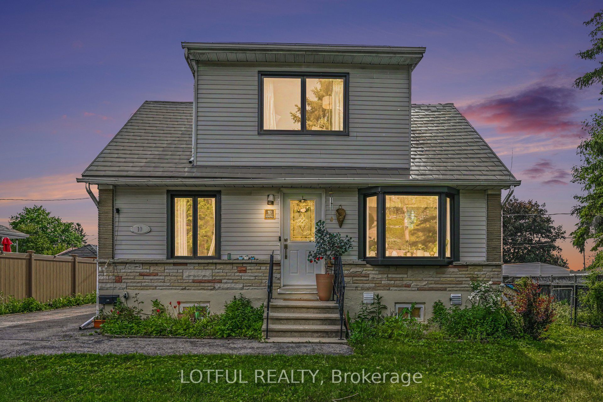 Photo 1 of 27 — 10 Cassidy Road, Bells Corners and South to Fallowfield, ON K2H 6J8