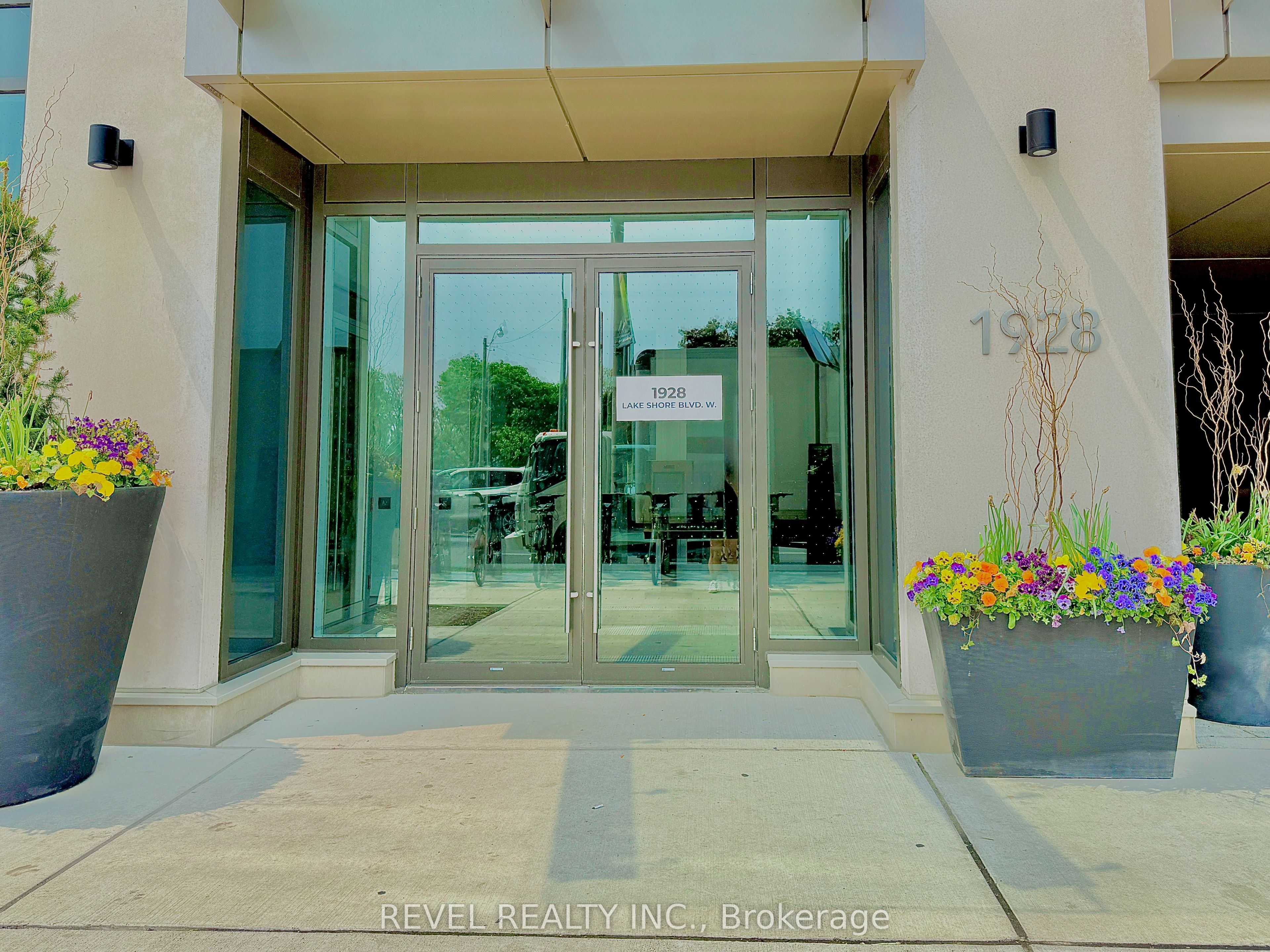 1928 Lake Shore Boulevard W 3605