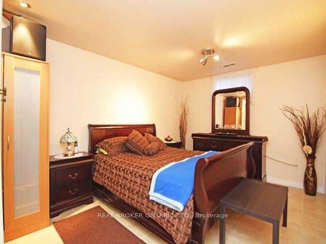 1602 Coram Crescent Lower