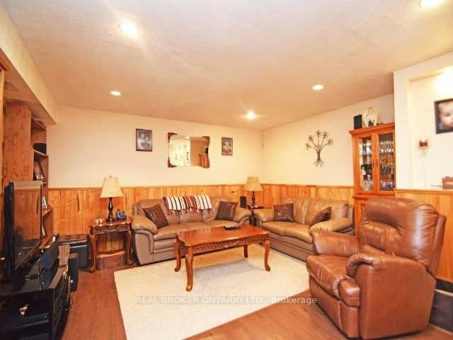 1602 Coram Crescent Lower