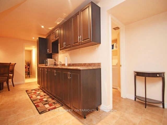 1602 Coram Crescent Lower